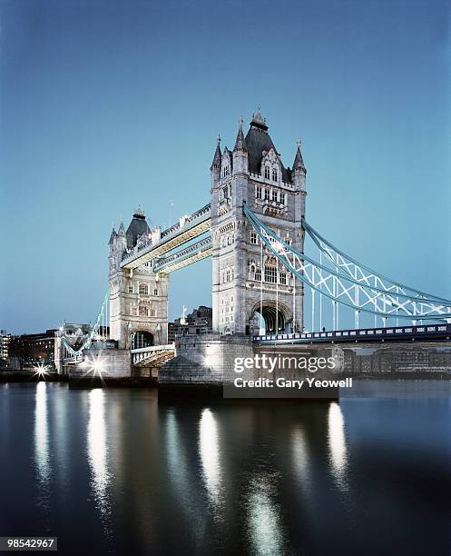 tower bridge at dusk - newpremiumuk stock-fotos und bilder