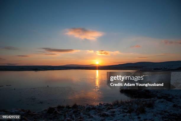 sunrise over frozen lake - younghusband fotografías e imágenes de stock