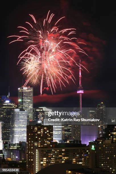 spectacular fireworks finale in toronto downtown - fireworks finale 個照片及圖片檔