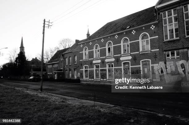 abandoned street in doel, belgium - doel stock pictures, royalty-free photos & images