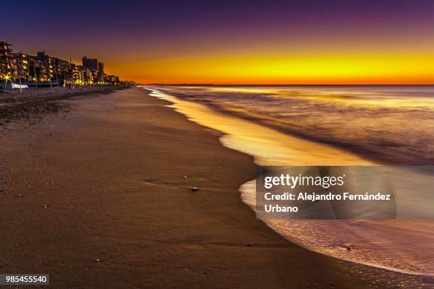 amanecer sobre la playa de calafell - panorama urbano stock pictures, royalty-free photos & images