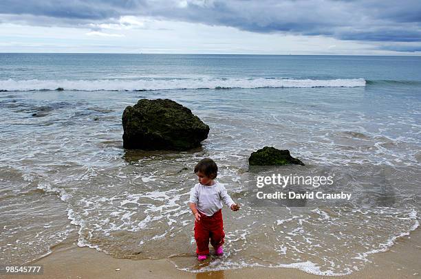 girl on beach - crausby - fotografias e filmes do acervo