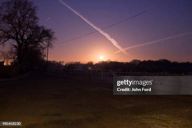 early morning moon set and vapour trail - ford contour stock pictures, royalty-free photos & images