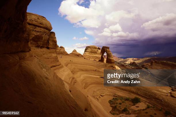 delicate arch before the storm - zahn 個照片及圖片檔