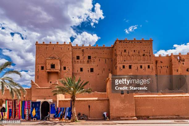 kasbah de taourit em ouarzazate, marrocos - kasbah of taourirt - fotografias e filmes do acervo