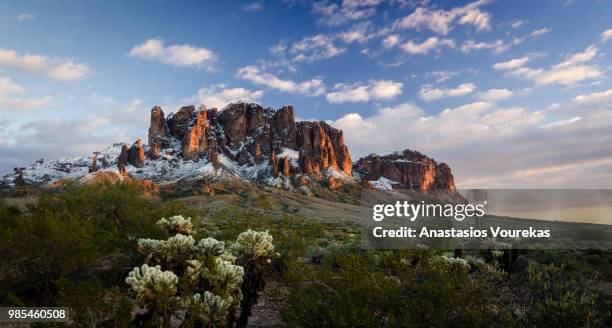 superstition mountains in arizona, usa. - superstition mountains fotografías e imágenes de stock