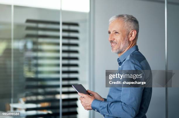 denken aan innovatieve manieren om online nieuwe markten domineren - bring your own device stockfoto's en -beelden