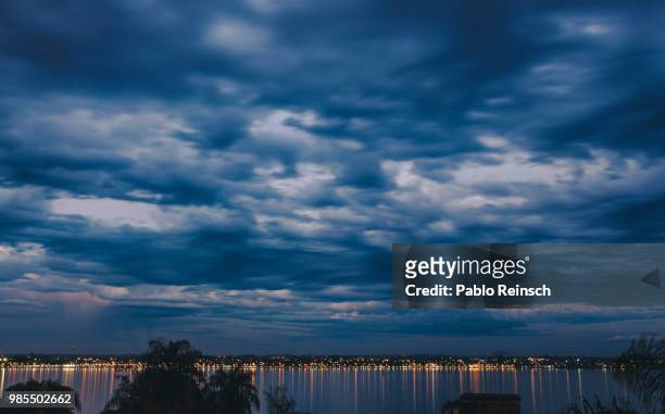 nubes en movimiento. - movimiento stock pictures, royalty-free photos & images