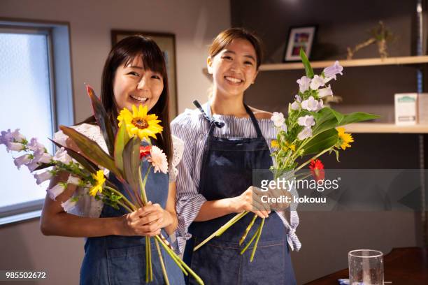 people who receive flower arrangement lessons. - perfume japan stock pictures, royalty-free photos & images