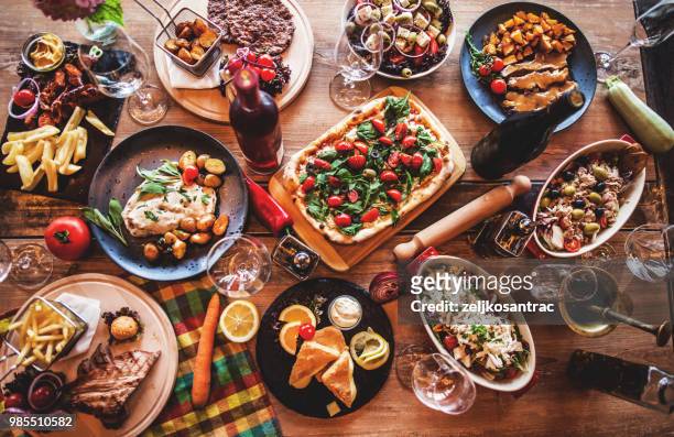différents aliments cuits sur une table en bois - burger vue de dessus photos et images de collection