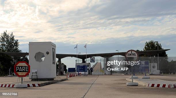 View of a customs point at the entrance of the San Martin international bridge which links Fray Bentos, in Uruguay, with Gualeguaychu in Argentina,...