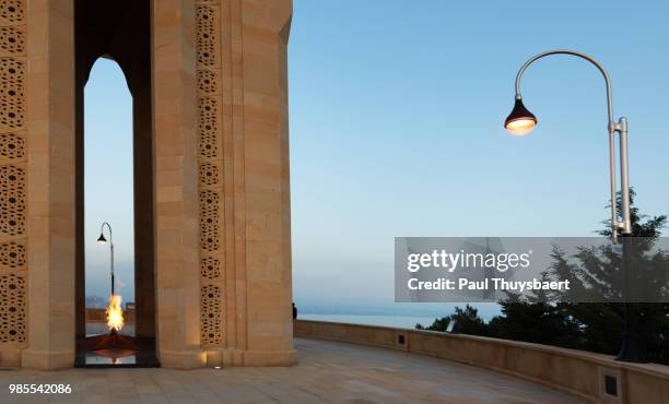 baku eternal flame monument - eternal flame stock-fotos und bilder