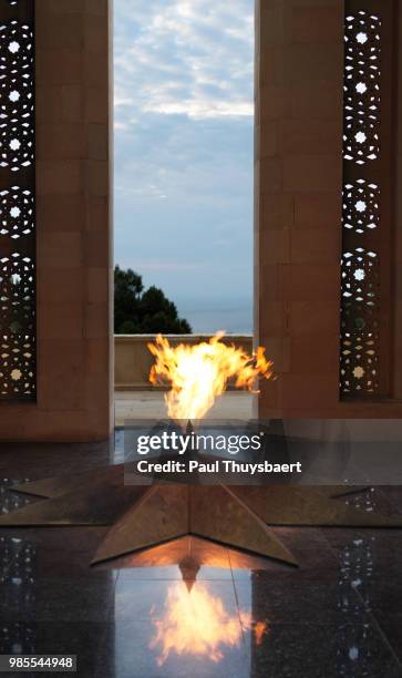 baku eternal flame monument - eternal flame stock-fotos und bilder