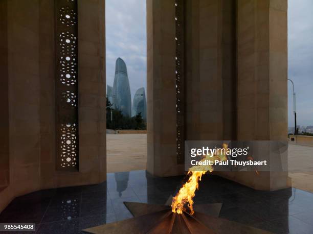 baku eternal flame monument - eternal flame stock-fotos und bilder