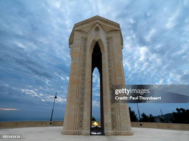 baku eternal flame monument - eternal flame stock-fotos und bilder