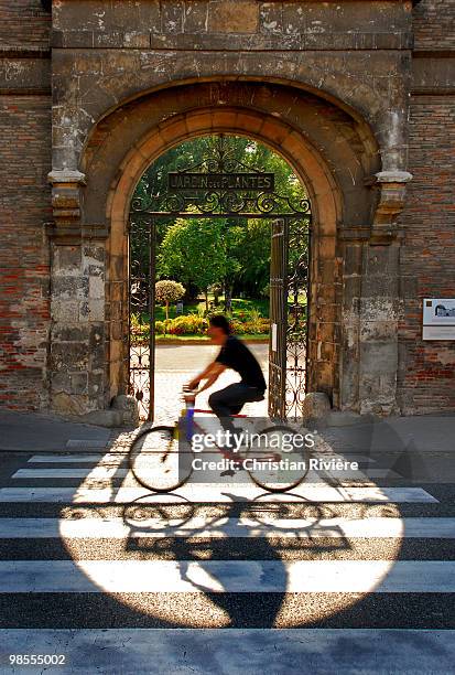 cycling and shadow - toulouse - fotografias e filmes do acervo