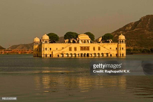 lake palace jaipur - lake palace stockfoto's en -beelden
