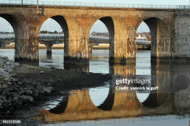 le pont et son reflet - reflet stock-fotos und bilder