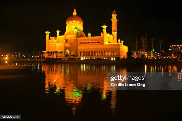 sultan omar ali saifuddin mosque, brunei. - omar ali saifuddin mosque stock pictures, royalty-free photos & images