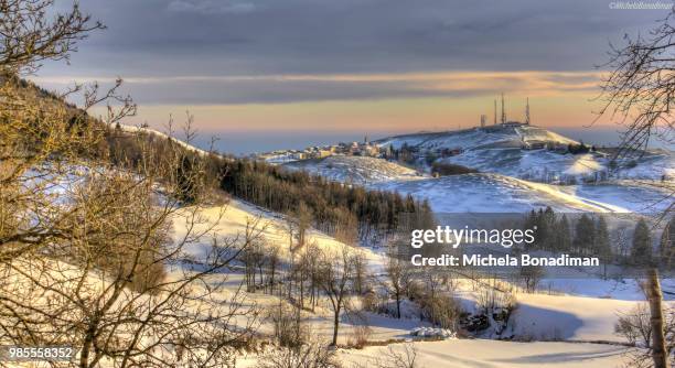 paesaggio innevato - innevato fotografías e imágenes de stock