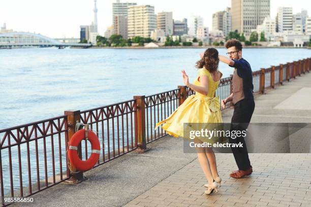 ballerini swing al tramonto - swing dance foto e immagini stock