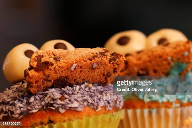 cookie monster muffins - cookie monster stockfoto's en -beelden