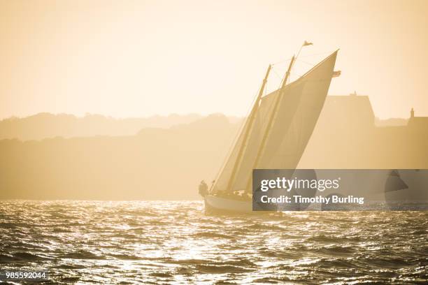 adirondack ii tacking into wind and sunset - sailing tacking stockfoto's en -beelden