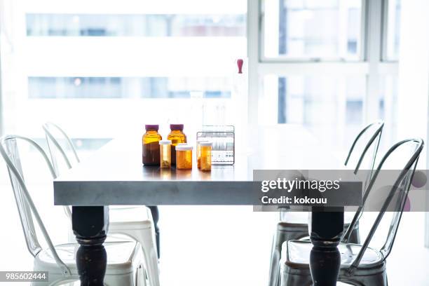 witte kamer en laboratoriumapparatuur. - petri schaal stockfoto's en -beelden