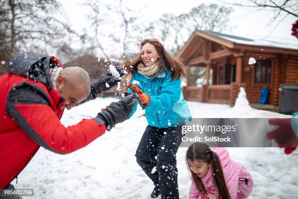 tirar bolas de nieve a su marido - ski resort fotografías e imágenes de stock