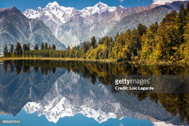 aoraki reflecting on to lake matheson in westland national park, new zealand. - mount cook stock pictures, royalty-free photos & images