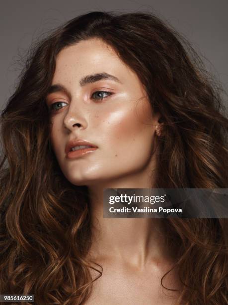 beautiful and natural young woman - couleur-chair photos et images de collection