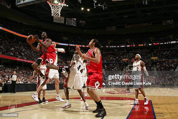 Ronald Murray of the Chicago Bulls goes up for the shot against Zydrunas Ilgauskas and Antawn Jamison of the Cleveland Cavaliers in Game Two of the...