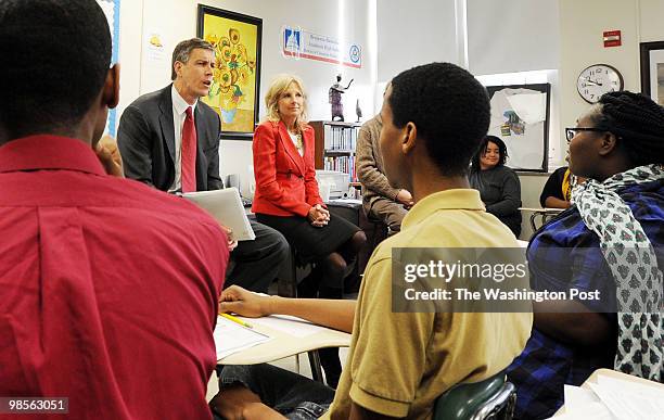 Me-finaid DATE: January 05, 2010 NEG NUMBER: 211514 LOCATION: Benjamin Banneker Academic H.S. PHOTOGRAPHER: GERALD MARTINEAU, TWP CAPTION: L-r: Sec....