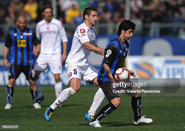 Jaime Valdes of Atalanta BC is challenged by Alessandro Gamberini of ACF Fiorentina during the Serie A match between Atalanta BC and ACF Fiorentina...