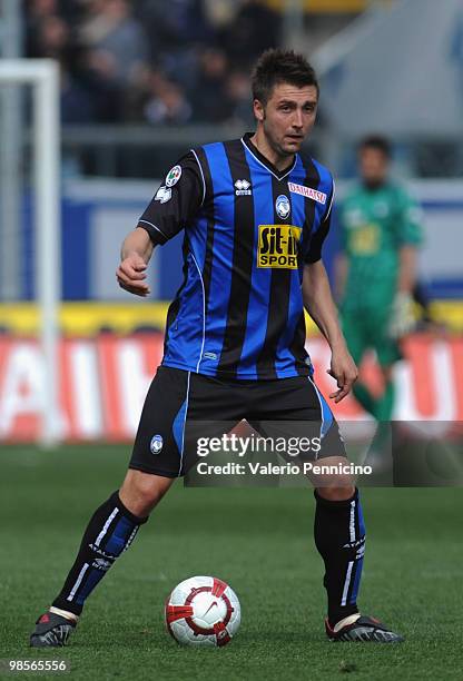 Daniele Capelli of Atalanta BC in action during the Serie A match between Atalanta BC and ACF Fiorentina at Stadio Atleti Azzurri d'Italia on April...