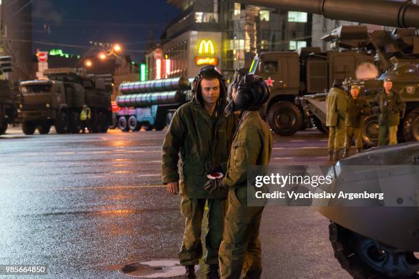 s-400 anti-aircraft missile system launch vehicles and russian army soldiers, moscow, russia - militarism stock pictures, royalty-free photos & images