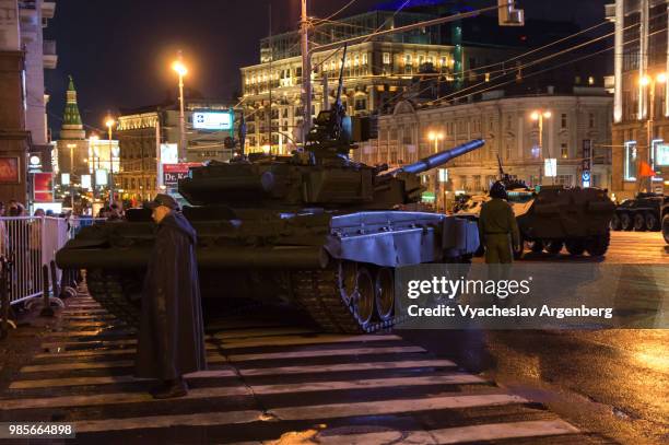 t-90 russian battle tank, nightlife in moscow, russia - militarism stock pictures, royalty-free photos & images