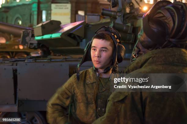 russian army soldiers near t-90 tank, the streets of night moscow, russia - militarism stock pictures, royalty-free photos & images