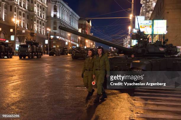t-90 tank, a russian battle tank of third generation, moscow, russia - militarism stock pictures, royalty-free photos & images