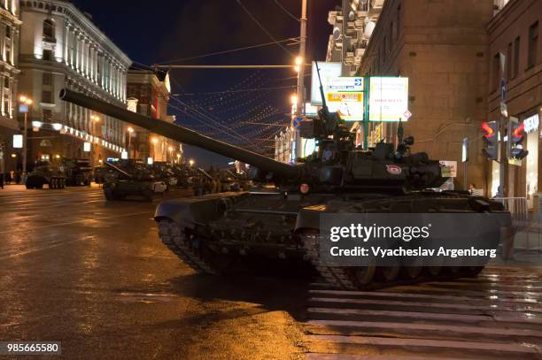 t-90 russian battle tank, nightlife in moscow, russia - militarism stock pictures, royalty-free photos & images