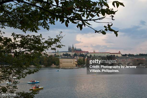 view of prague's lesser town from the banks of the vlatava river - mala strana stock-fotos und bilder