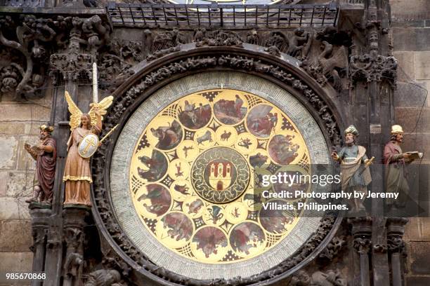 calendar plate of the prague astronomical clock - horloge fotografías e imágenes de stock