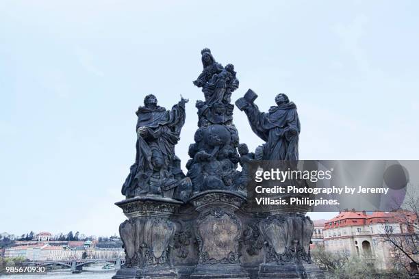 statue of the madonna, saint dominic and saint thomas aquinas, charles bridge, prague - santo tomas de aquino fotografías e imágenes de stock