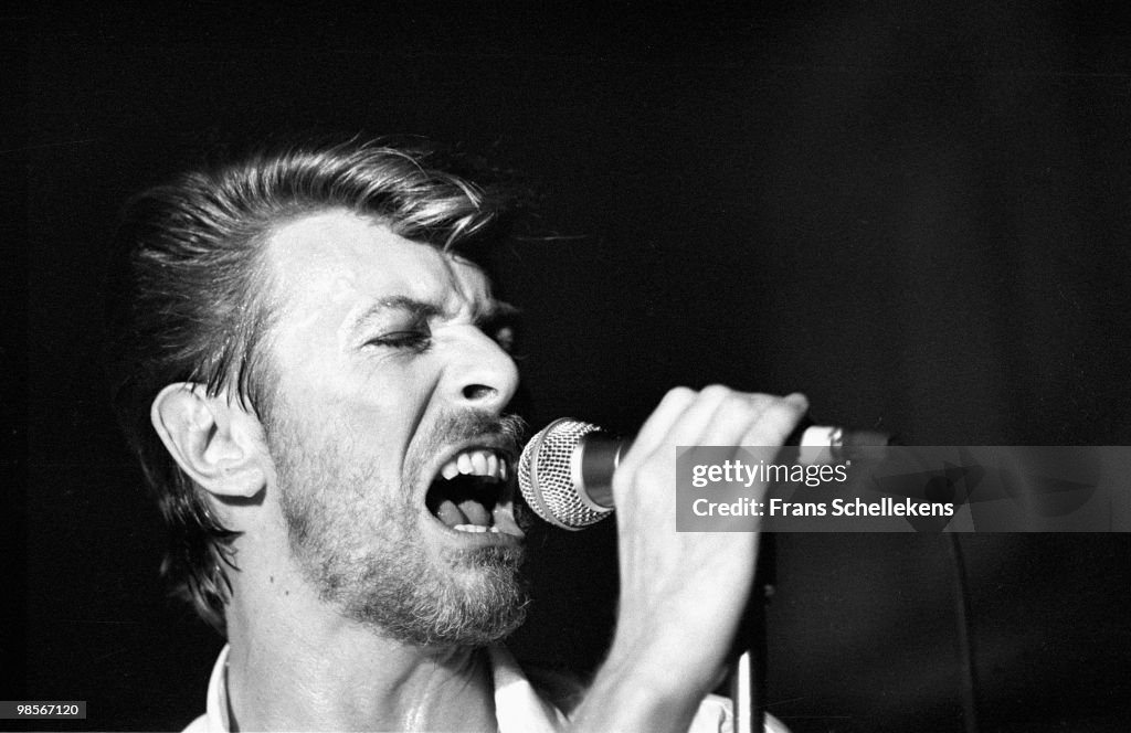 David Bowie Performs Live With Tin Machine