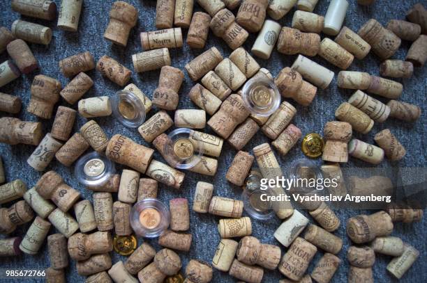 wine bottle cork stoppers used for sealing wine bottles in big variety - argenberg stock pictures, royalty-free photos & images