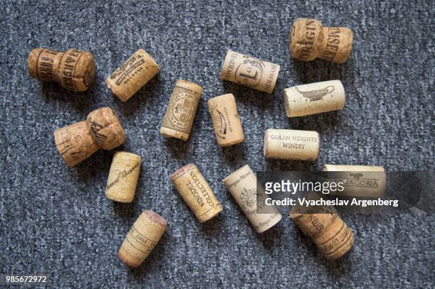 alternative synthetic wine closures, used for sealing wine bottles - argenberg stock-fotos und bilder