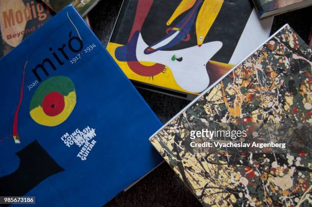 modern art books on display, nice covers and magazines - argenberg stockfoto's en -beelden