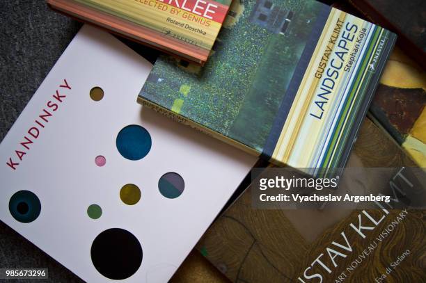 art books on display - argenberg stock-fotos und bilder