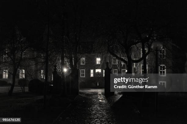 haneburg bei nacht - nacht stock pictures, royalty-free photos & images