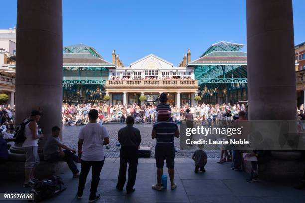 people watching street entertainer in covent garden, london, england - covent garden stock pictures, royalty-free photos & images